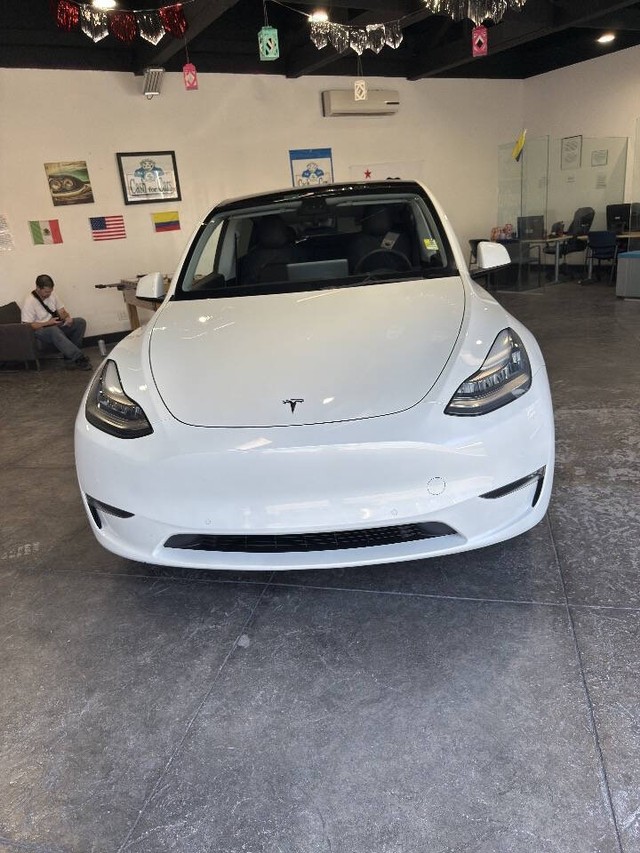Tesla Model Y Vehicle Full-screen Gallery Image 02