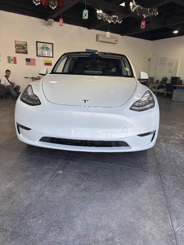 Tesla Model Y Vehicle Full-screen Gallery Image 03