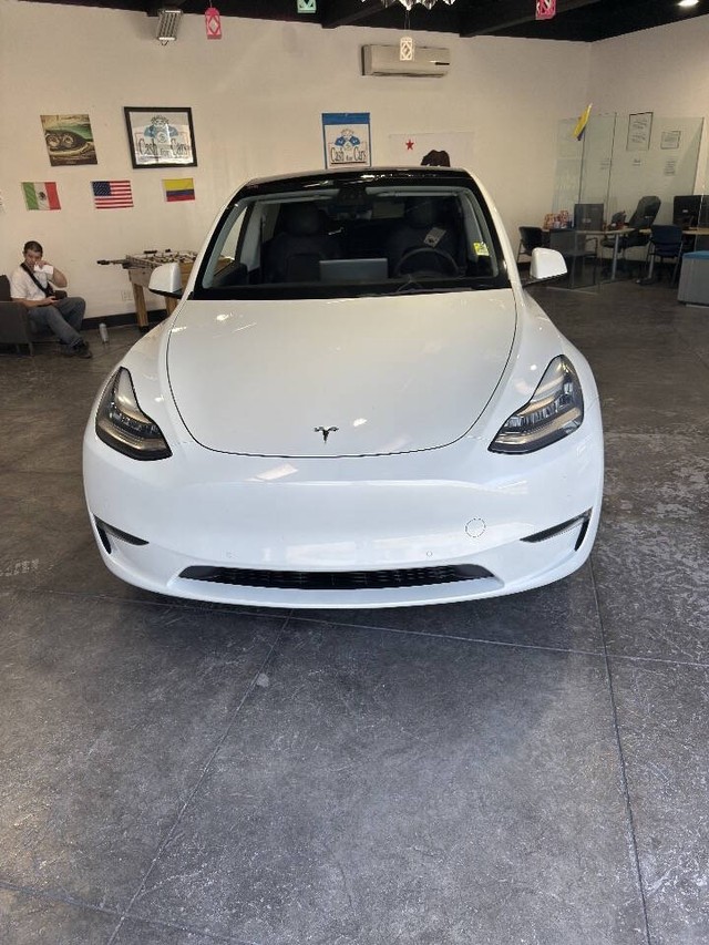 Tesla Model Y Vehicle Full-screen Gallery Image 04
