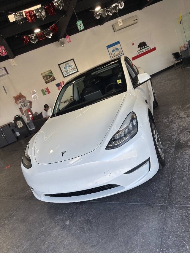 Tesla Model Y Vehicle Full-screen Gallery Image 05
