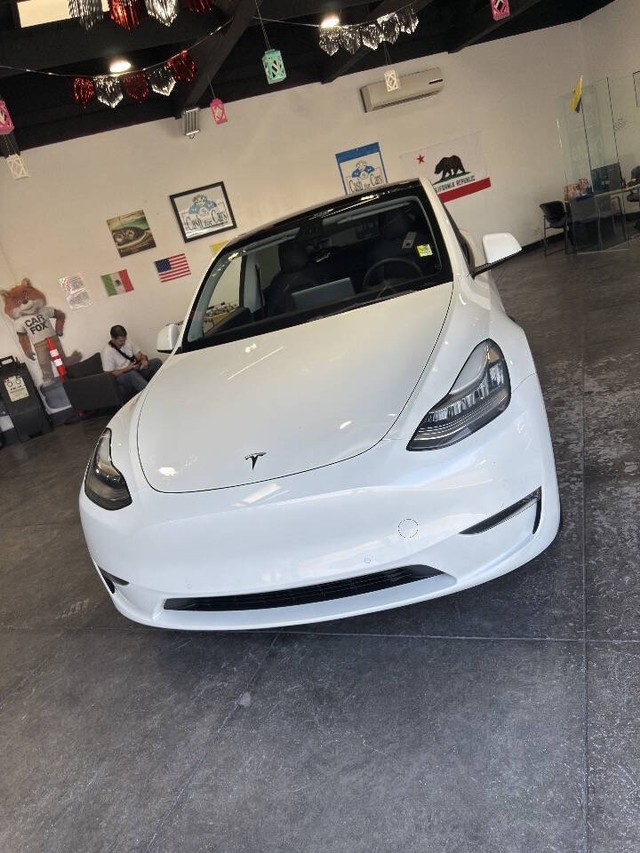 Tesla Model Y Vehicle Full-screen Gallery Image 06