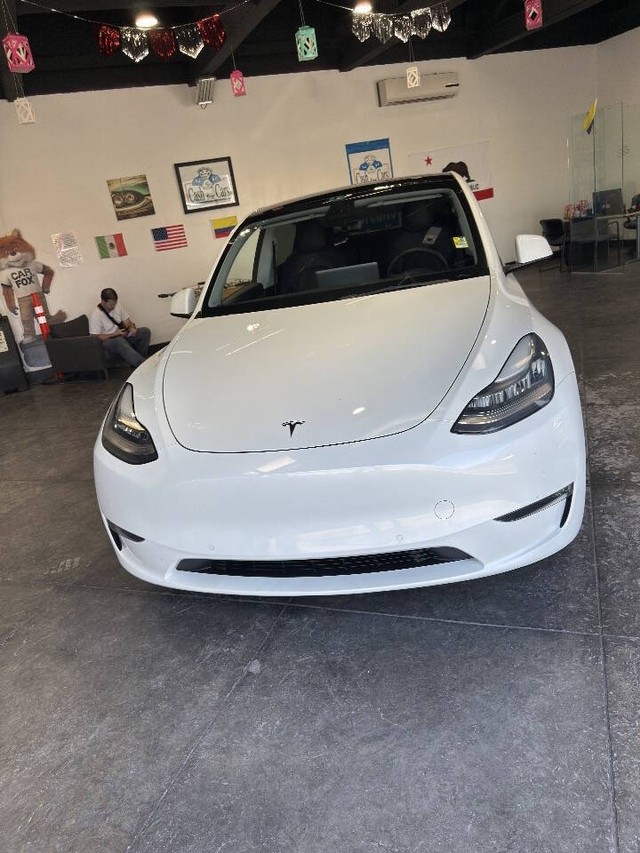 Tesla Model Y Vehicle Full-screen Gallery Image 07