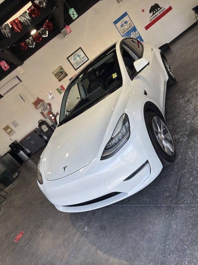 Tesla Model Y Vehicle Full-screen Gallery Image 10