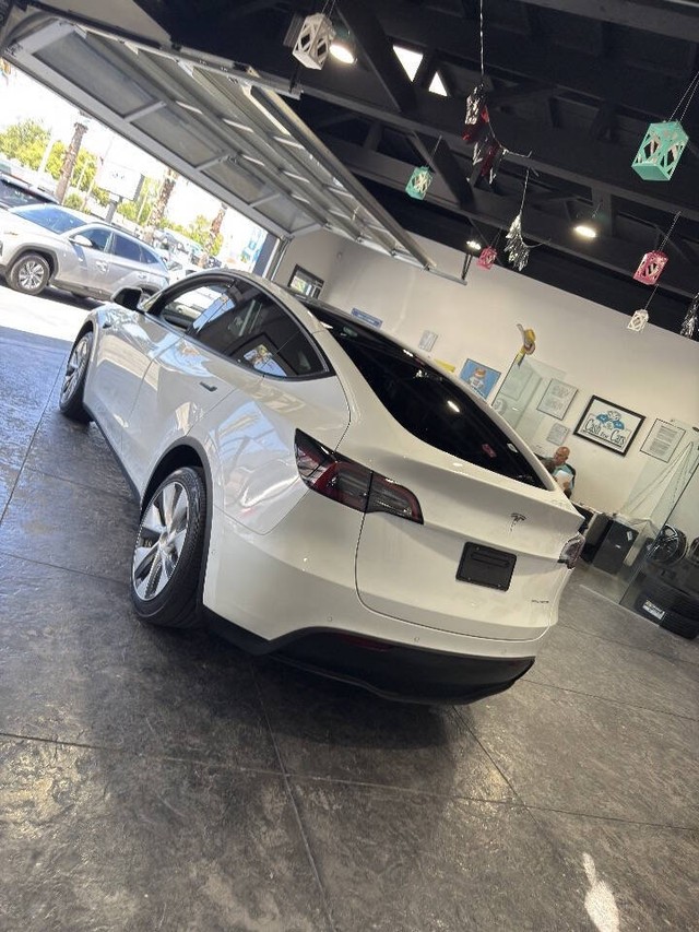 Tesla Model Y Vehicle Full-screen Gallery Image 22