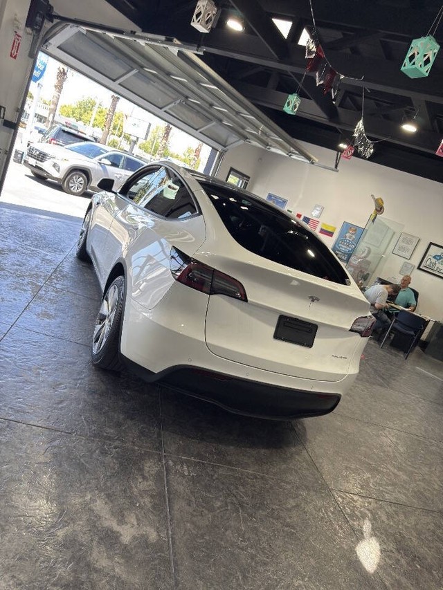 Tesla Model Y Vehicle Full-screen Gallery Image 26