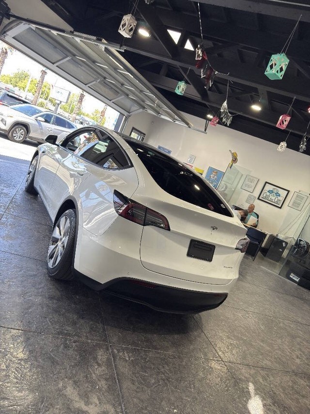 Tesla Model Y Vehicle Full-screen Gallery Image 27