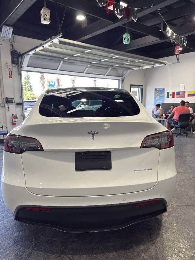 Tesla Model Y Vehicle Full-screen Gallery Image 29