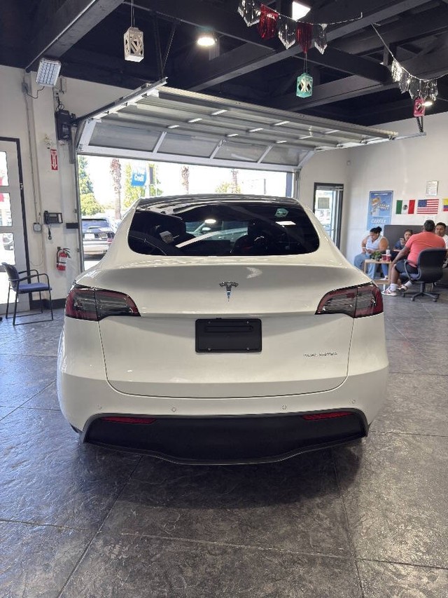Tesla Model Y Vehicle Full-screen Gallery Image 30