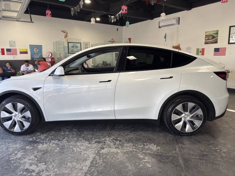 Tesla Model Y Vehicle Full-screen Gallery Image 11