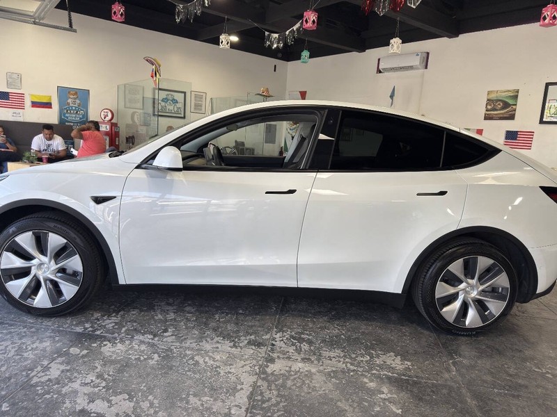 Tesla Model Y Vehicle Full-screen Gallery Image 12