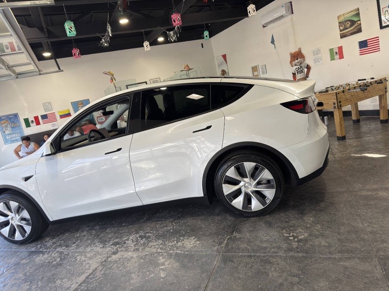 Tesla Model Y Vehicle Full-screen Gallery Image 13