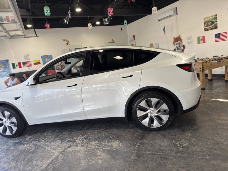 Tesla Model Y Vehicle Full-screen Gallery Image 14