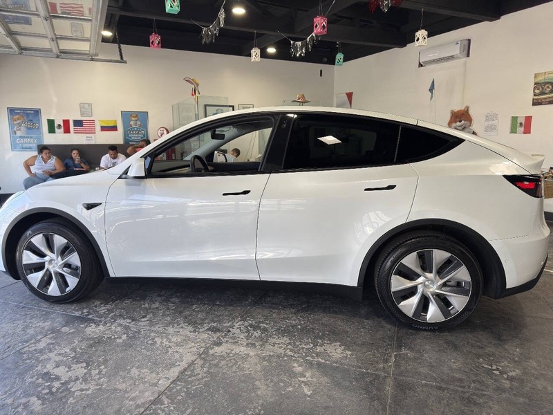 Tesla Model Y Vehicle Full-screen Gallery Image 15