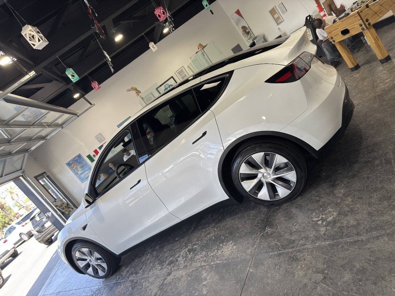 Tesla Model Y Vehicle Full-screen Gallery Image 16