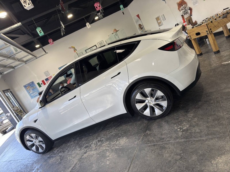 Tesla Model Y Vehicle Full-screen Gallery Image 17