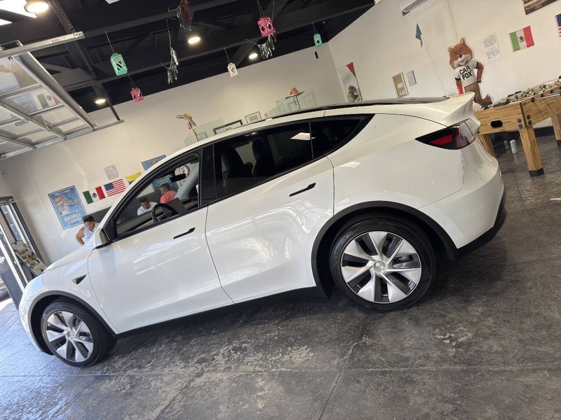 Tesla Model Y Vehicle Full-screen Gallery Image 18