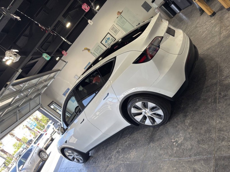 Tesla Model Y Vehicle Full-screen Gallery Image 19