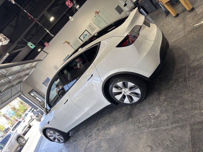 Tesla Model Y Vehicle Full-screen Gallery Image 20