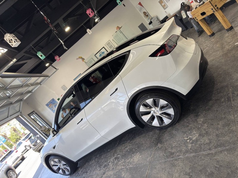 Tesla Model Y Vehicle Full-screen Gallery Image 21