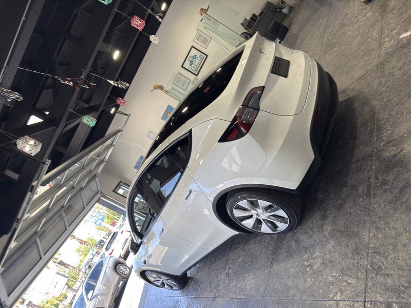 Tesla Model Y Vehicle Full-screen Gallery Image 23