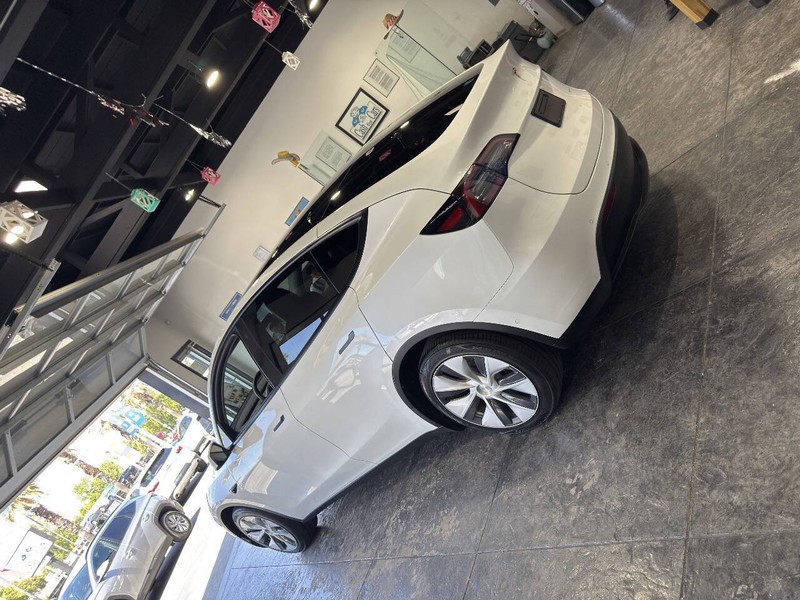 Tesla Model Y Vehicle Full-screen Gallery Image 24