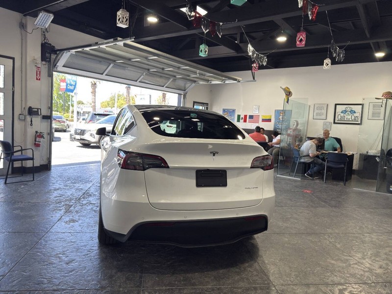 Tesla Model Y Vehicle Full-screen Gallery Image 25
