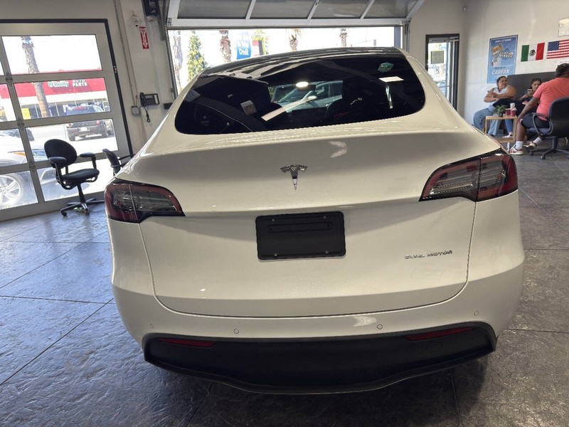 Tesla Model Y Vehicle Full-screen Gallery Image 28
