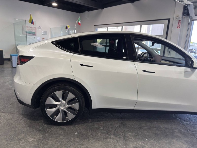 Tesla Model Y Vehicle Full-screen Gallery Image 31