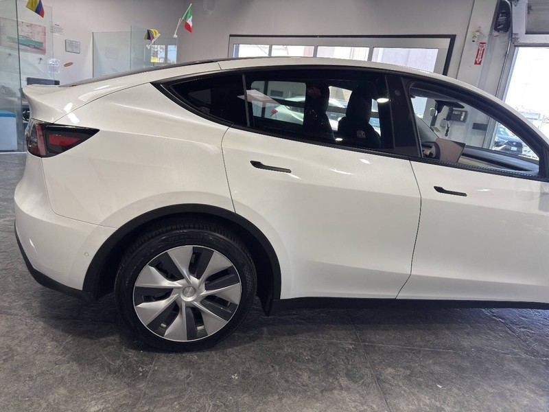 Tesla Model Y Vehicle Full-screen Gallery Image 32