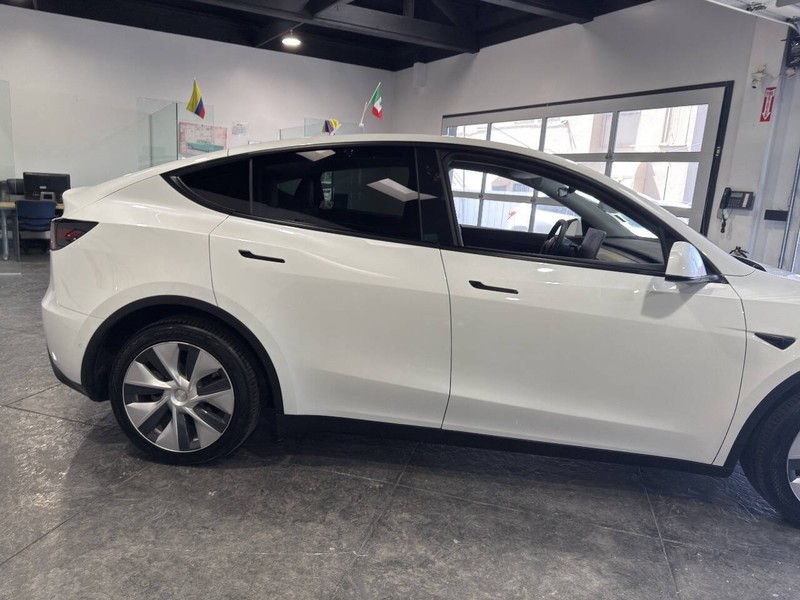 Tesla Model Y Vehicle Full-screen Gallery Image 34