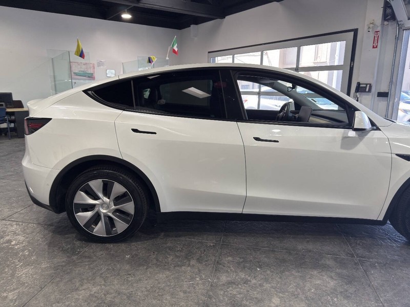 Tesla Model Y Vehicle Full-screen Gallery Image 35