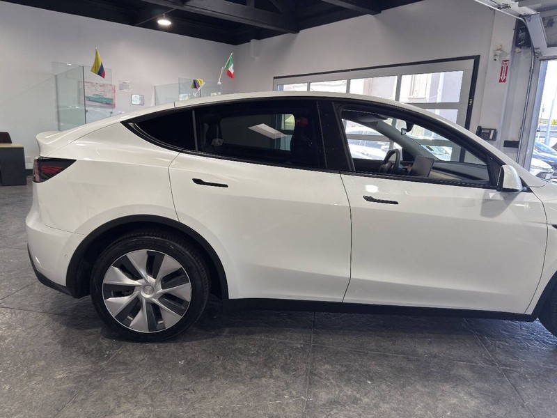 Tesla Model Y Vehicle Full-screen Gallery Image 36