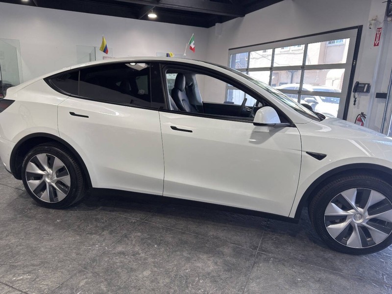 Tesla Model Y Vehicle Full-screen Gallery Image 37