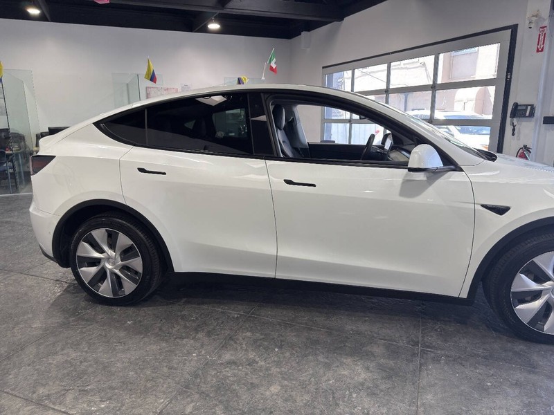 Tesla Model Y Vehicle Full-screen Gallery Image 38