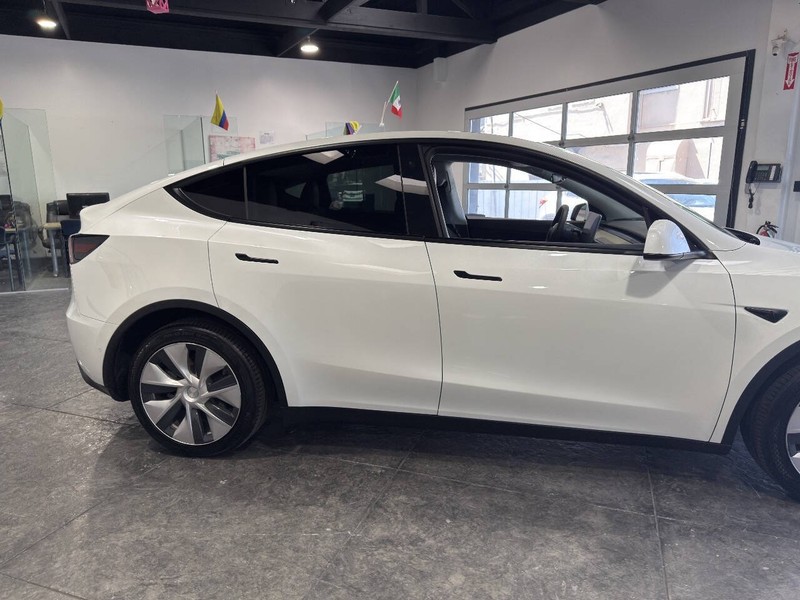 Tesla Model Y Vehicle Full-screen Gallery Image 39