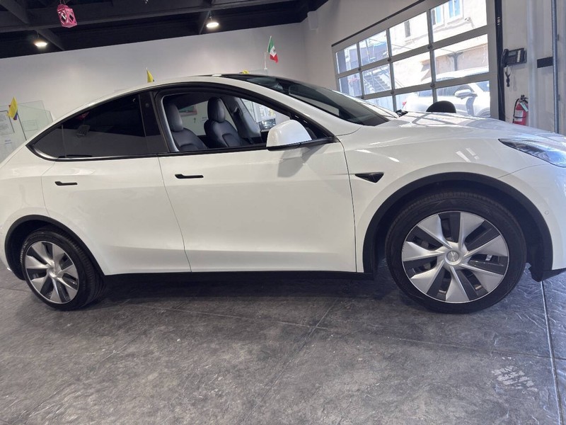 Tesla Model Y Vehicle Full-screen Gallery Image 40