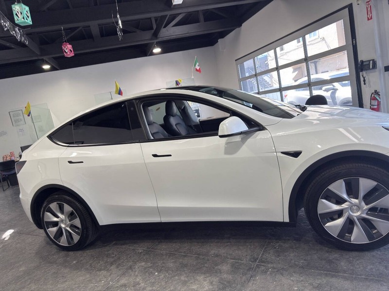 Tesla Model Y Vehicle Full-screen Gallery Image 41