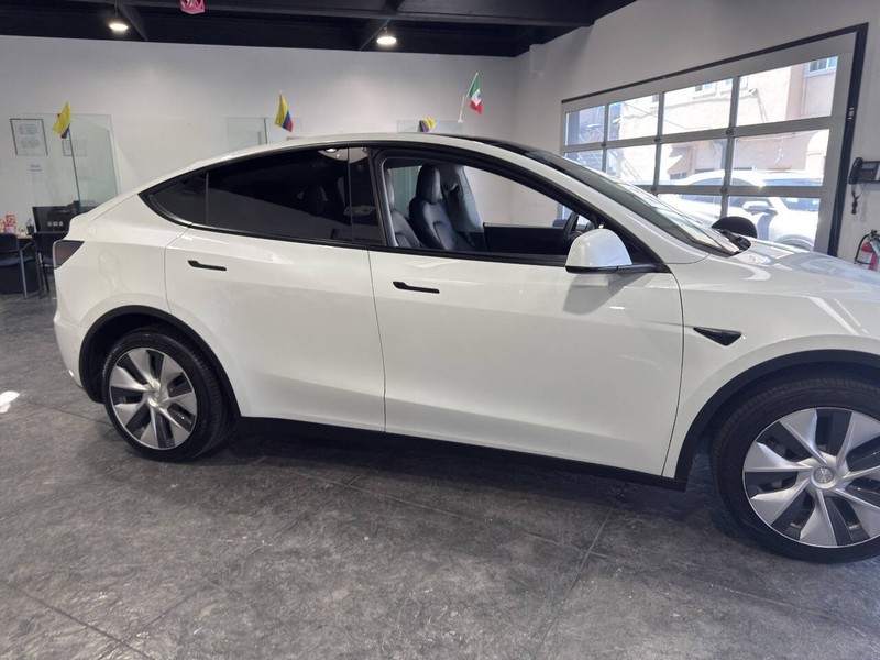 Tesla Model Y Vehicle Full-screen Gallery Image 42