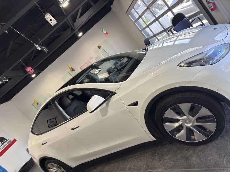 Tesla Model Y Vehicle Full-screen Gallery Image 43