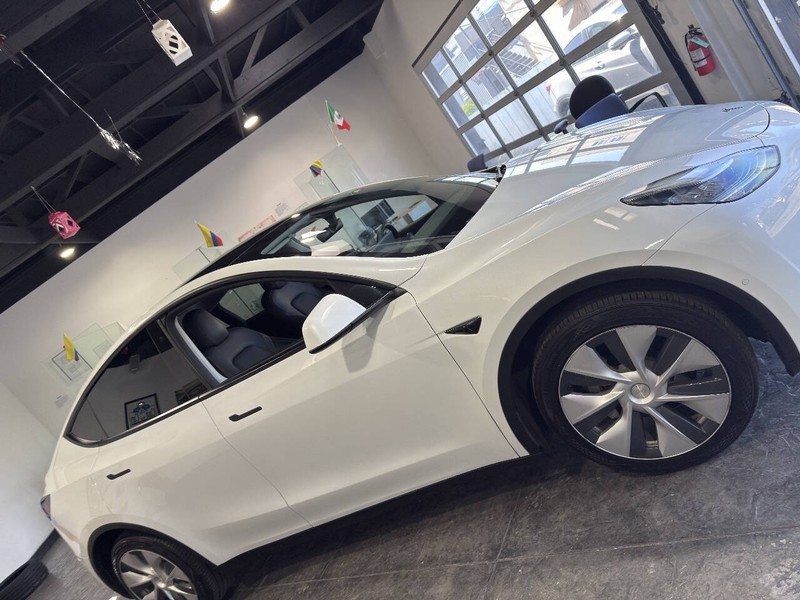 Tesla Model Y Vehicle Full-screen Gallery Image 44
