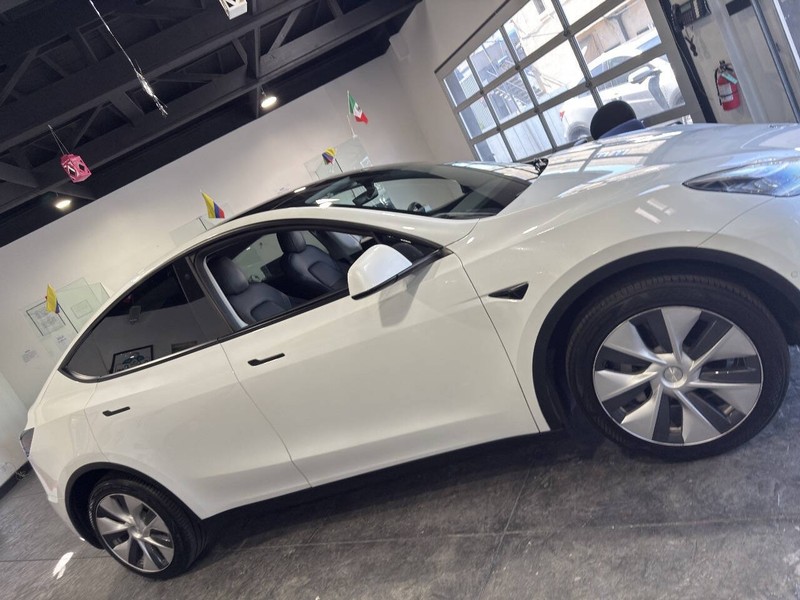 Tesla Model Y Vehicle Full-screen Gallery Image 45