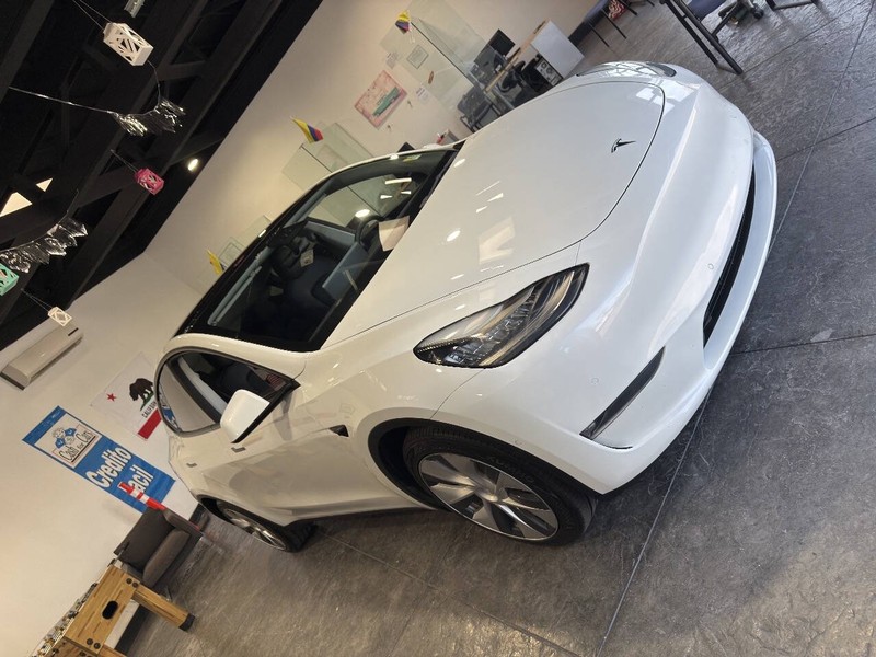 Tesla Model Y Vehicle Full-screen Gallery Image 46