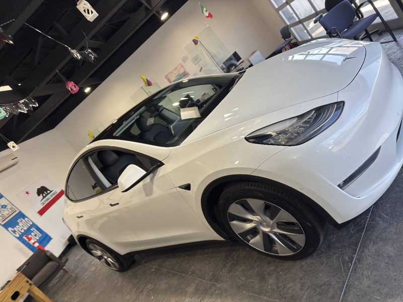Tesla Model Y Vehicle Full-screen Gallery Image 47