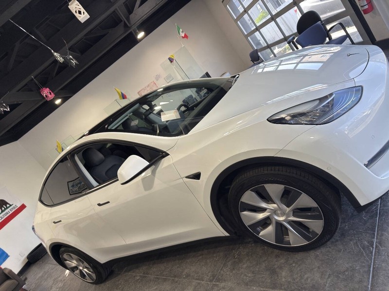Tesla Model Y Vehicle Full-screen Gallery Image 48