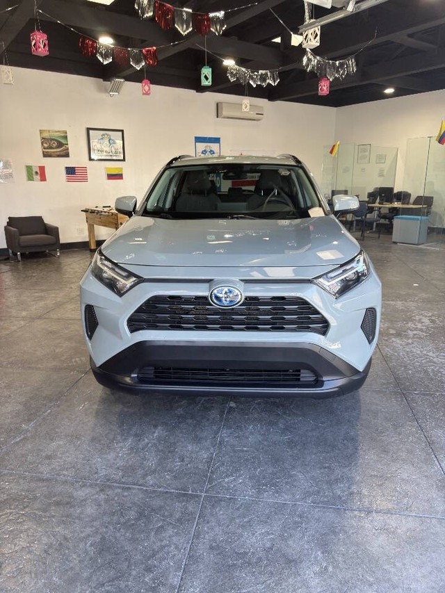 Toyota RAV4 Vehicle Full-screen Gallery Image 04