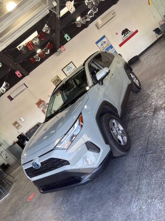 Toyota RAV4 Vehicle Full-screen Gallery Image 10
