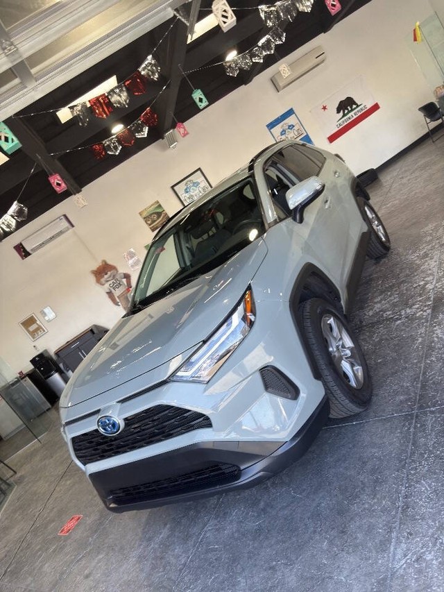 Toyota RAV4 Vehicle Full-screen Gallery Image 11