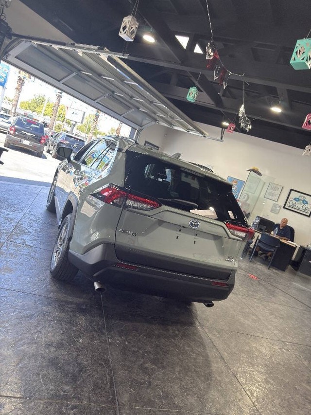 Toyota RAV4 Vehicle Full-screen Gallery Image 19