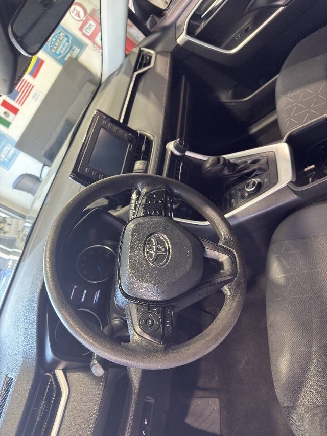 Toyota RAV4 Vehicle Full-screen Gallery Image 33