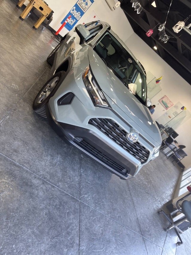 Toyota RAV4 Vehicle Full-screen Gallery Image 35